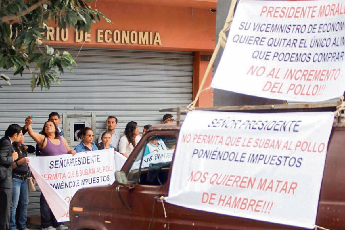 Un grupo de sindicalistas protestaron ayer frente a la sede del Ministerio de Economía y exigieron que no se incremente el precio a la libra de pollo. (Foto Prensa Libre: Esbin García)