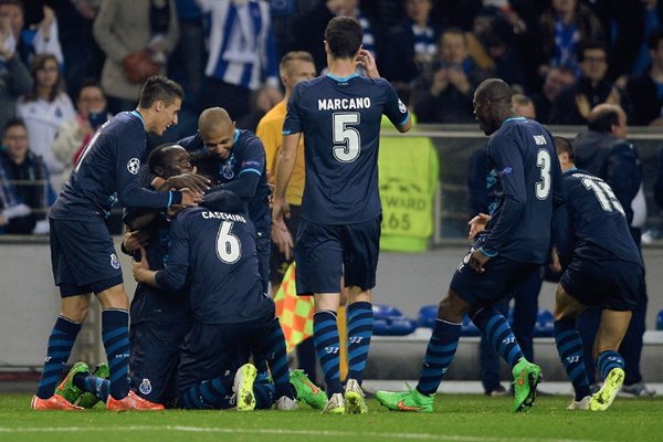Los jugadores del Porto celebran una de las anotaciones de la noche. (Foto Prensa Libre: AFP)