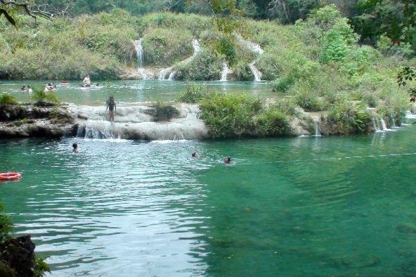 Turistas visitan parque Semuc Champey, en Lanquín, Alta Verapaz. (Foto HemerotecaPL)