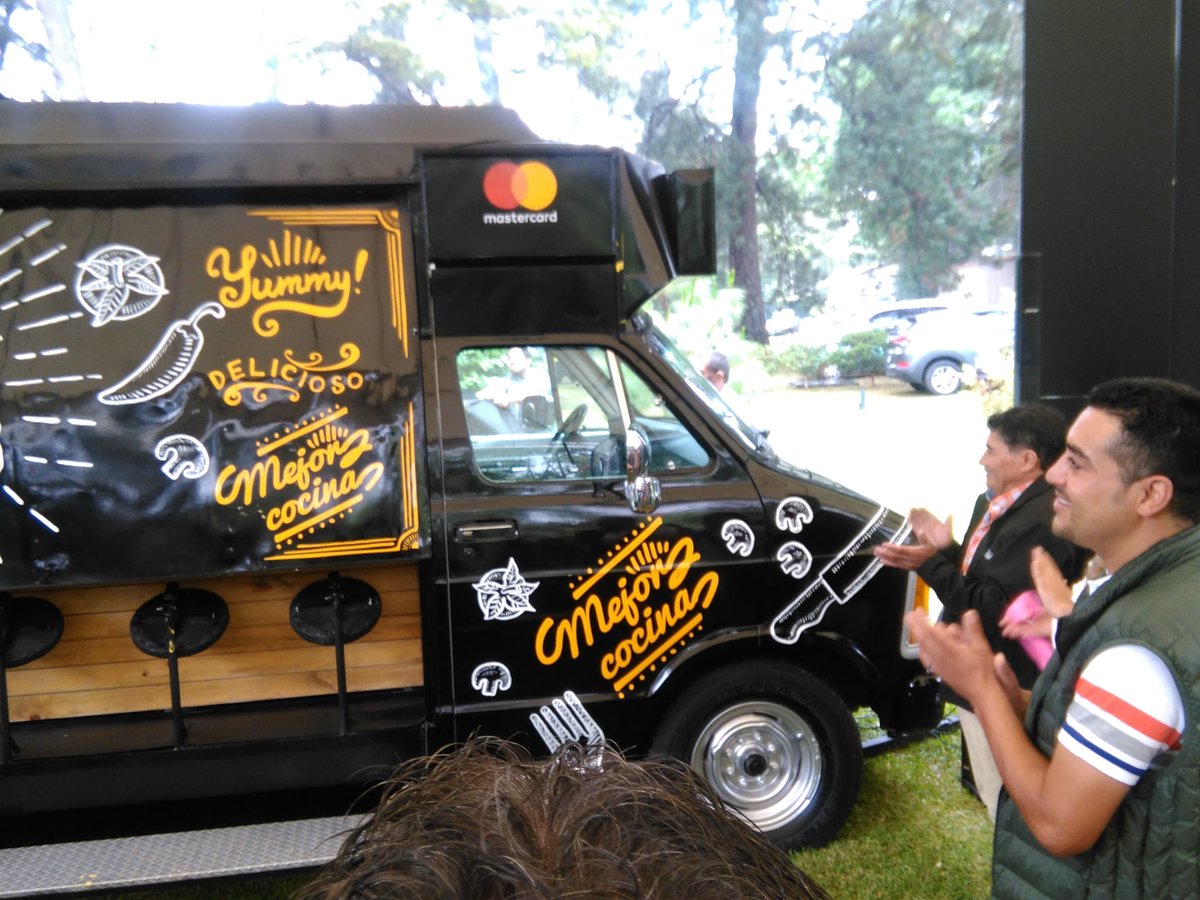 La camionetilla del Flame Burger, que se instala en la Avenida Elena, fue renovada y ahora también tienen la posibilidad de cobro con tarjeta. La observan los propietarios Juan Carlos Calderon y su hijo Sergio (Foto, Prensa Libre: Rosa María Bolaños)