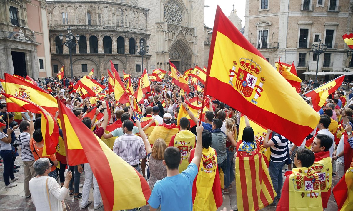 Manifestantes lucen banderas de España, para defender la unidad del país y contra de la independentista de Cataluña. (Foto Prensa Libre:EFE).