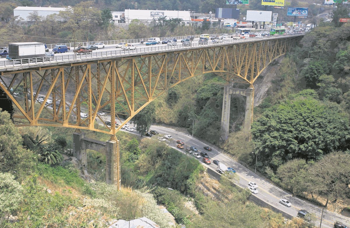 Además de la reparación se requiere movilizar a las personas que actualmente habitan bajo la estructura. (Foto Prensa Libre: Hemeroteca PL)