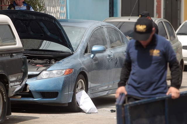 El cadáver de la estudiante fue localizado dentro del vehículo Honda con placas P-179FBX. (Foto Prensa Libre: Erick Ávila)