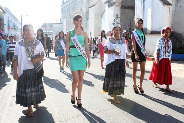 La Rabín Ajaw Lesly Yesenia Tupil Tzub, -centro-, junto a dos reinas indigenas y las señoritas Cobán y Monja Blanca participan en el desfile inaugural de la feria patronal. (Foto Prensa Libre: Eduardo Sam).