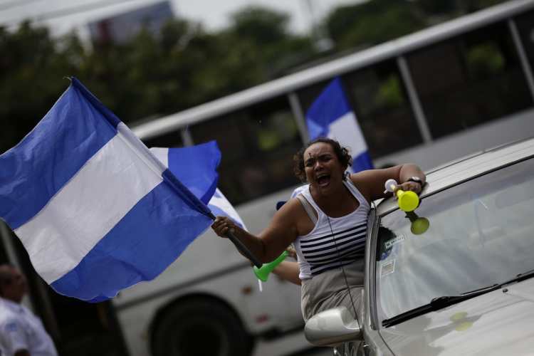Caravana de vehículos en Managua exige desarme de grupos afines a Ortega