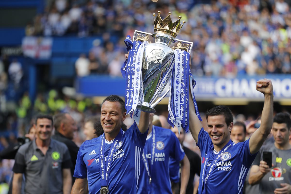 El Chelsea recibió el trofeo el fin de semana recién pasado, donde además despidió a su capitán John Terry, que sostiene la copa junto a Cesar Azpilicueta. (Foto Prensa Libre: AP)