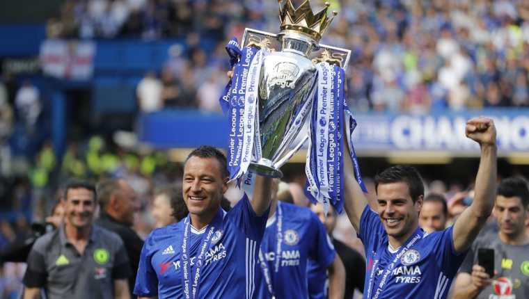 El Chelsea recibió el trofeo el fin de semana recién pasado, donde además despidió a su capitán John Terry, que sostiene la copa junto a Cesar Azpilicueta. (Foto Prensa Libre: AP)