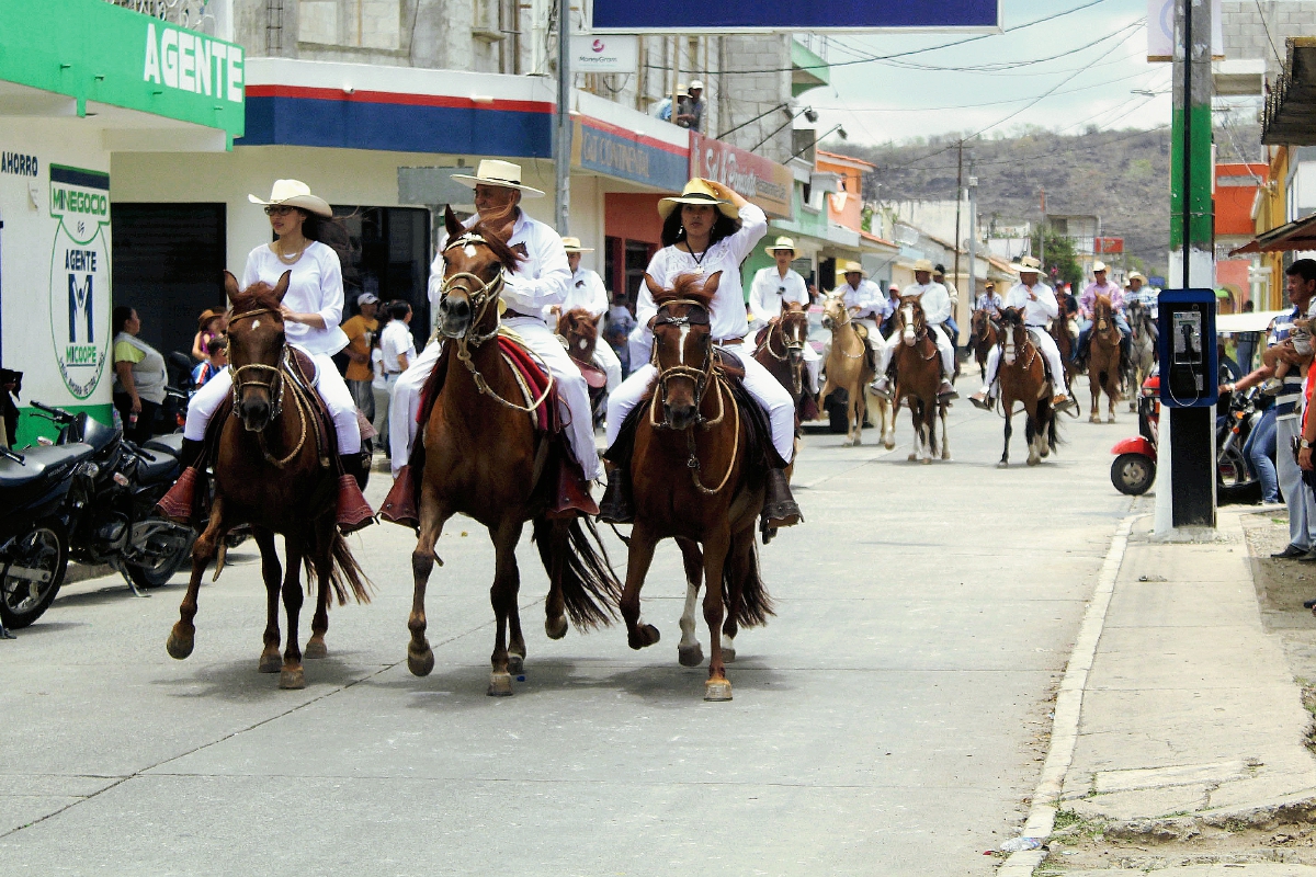 Jinetes con  ejemplares de raza peruana desfilan en  la Avenida Chipilapa de la ciudad de Jalapa, en el desfile hípico con el que arrancó la Feria Ganadera. (Foto Prensa Libre: Hugo Oliva)