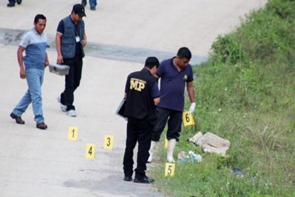 Fiscales del Ministerio Público inspeccionan el lugar donde fue asesinado un hombre en Cobán, Alta Verapaz. (Foto Prensa Libre: Eduardo Sam Chum)<br _mce_bogus="1"/>