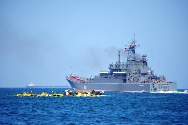 El gran buque de desembarco Novocherkassk, de la Flota rusa del mar Negro, puso rumbo este domingo al puerto sirio de Tartus  (Mediterráneo norte). (Foto Prensa Libre: EFE)
