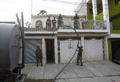 El gobierno instala   destacamento militar en Ciudad Quetzal, cerca de donde minutos antes  fue muerto un hombre (inserto).