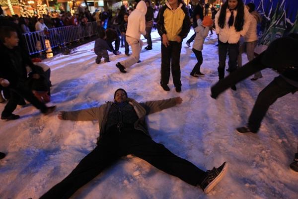 Hacer angelitos con la nieve es posible en el Festival Navideño. (Foto Prensa Libre: Estuardo Paredes)<br _mce_bogus="1"/>