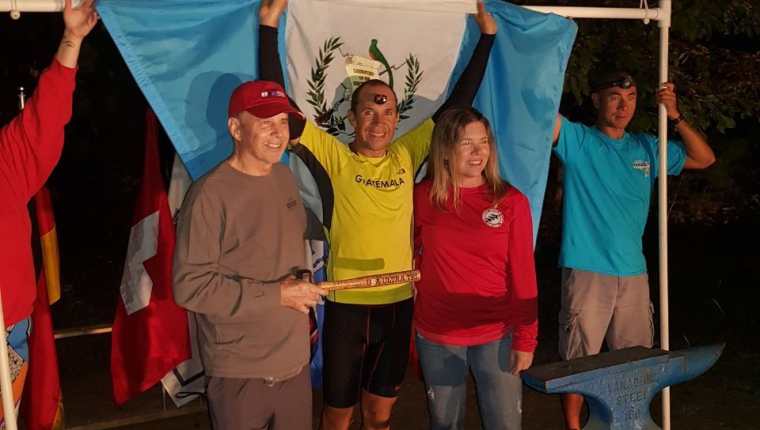 Orgullosamente Sagastume alzó los brazos con la bandera de Guatemala. (Foto Prensa Libre: Mayda Paiz)