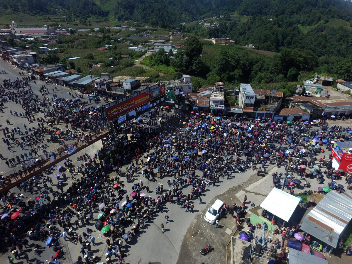 Masiva marcha este lunes en Sololá contra Jimmy Morales. (Foto Prensa Libre: Estuardo Paredes)