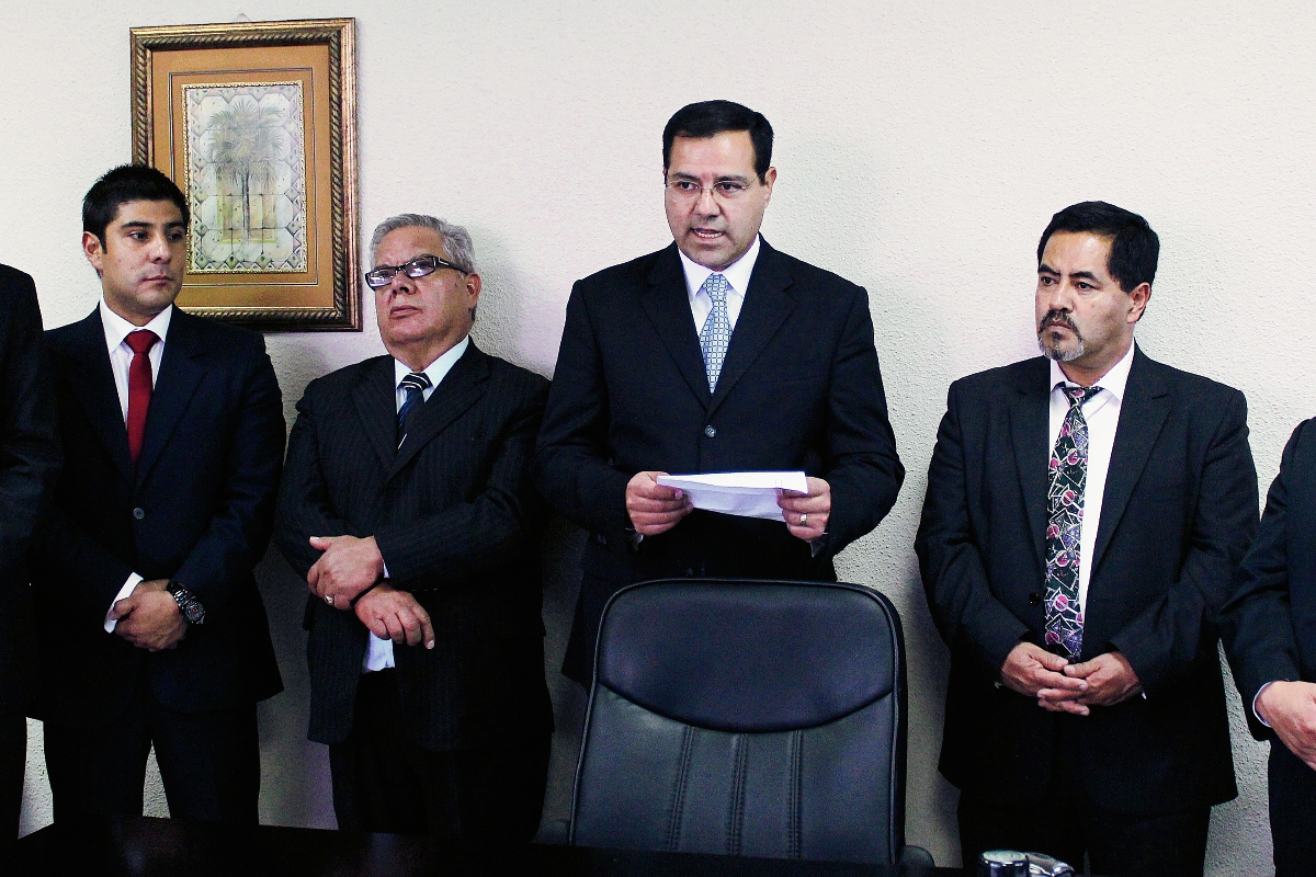 Trascendió que Pedro Cabrera Polanco -con una hoja de papel en la mano-  fue destituido del Segundo Registro  de la Propiedad en Quetzaltenango. (Foto Prensa Libre: Carlos Ventura)