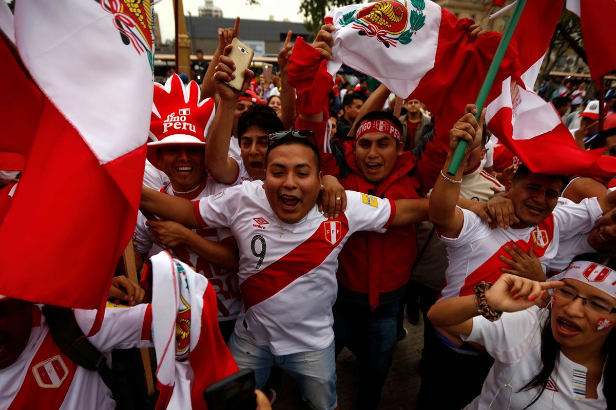 Aficionados peruanos viven una fiesta en Buenos Aires en la previa del juego contra Argentina. (Foto Prensa Libre: AFP)