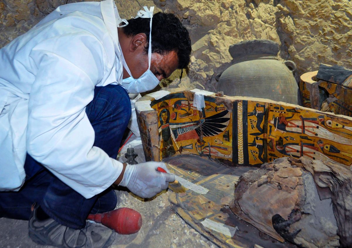 Arqueólogo trabaja en cobre de madera de unos 3 mil 500 años de antigüedad. (Foto Prensa Libre: AFP)