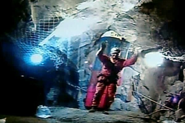 Manuel Gonzalez, el último de los seis rescatistas, se despide del interior de la mina San José, antes de ascender a la superficie que puso fin al rescate de 33 mineros. (Foto Prensa Libre: AP)