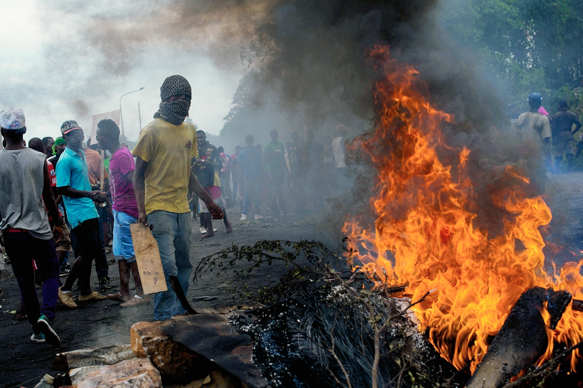 Los manifestantes colocan una barricada en llamas en el barrio Musaga de Bujumbura, Burundi. (Foto Prensa Libre:AFP)AFP