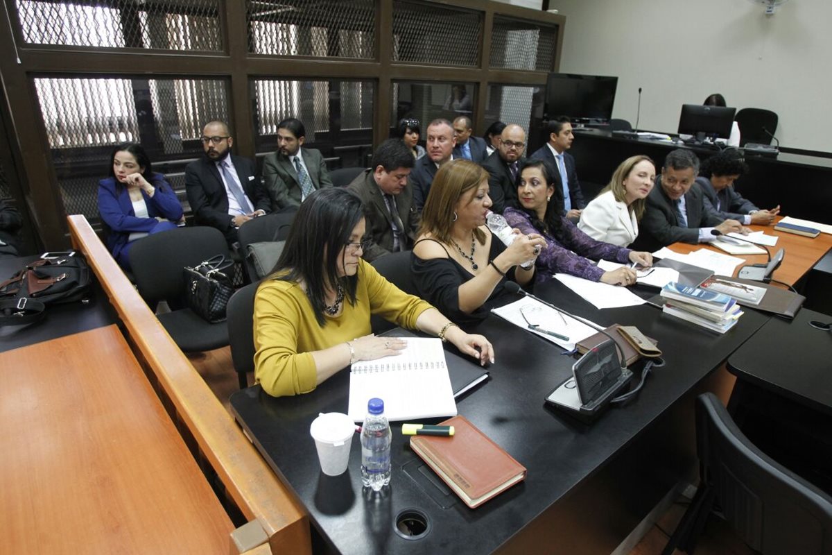 La defensa de varios procesados en el caso Cooptación del Estado durante la audiencia, en el Juzgado de Mayor Riesgo B. (Foto Prensa Libre: Paulo Raquec)
