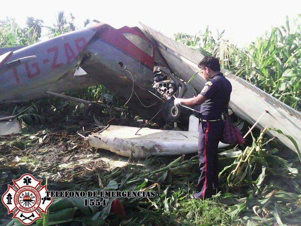 El piloto de una avioneta Cesna murió luego que la nave se accidentó en el caserío Pueblo Nuevo, La Blanca, San Marcos. (Foto Prensa Libre: CBMD)