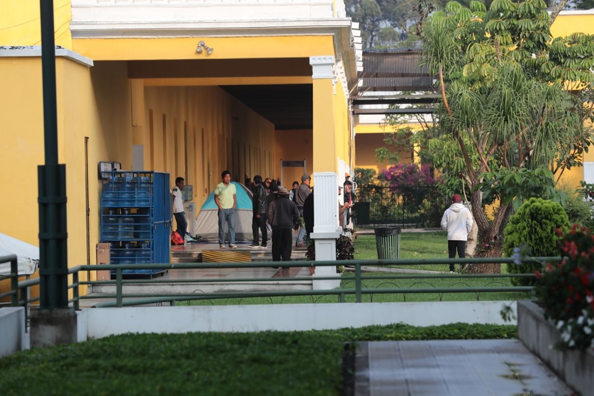 Un grupo de maestros llegó desde el miércoles a acampar dentro del Ministerio de Educación. (Foto Prensa Libre: Álvaro Interiano)