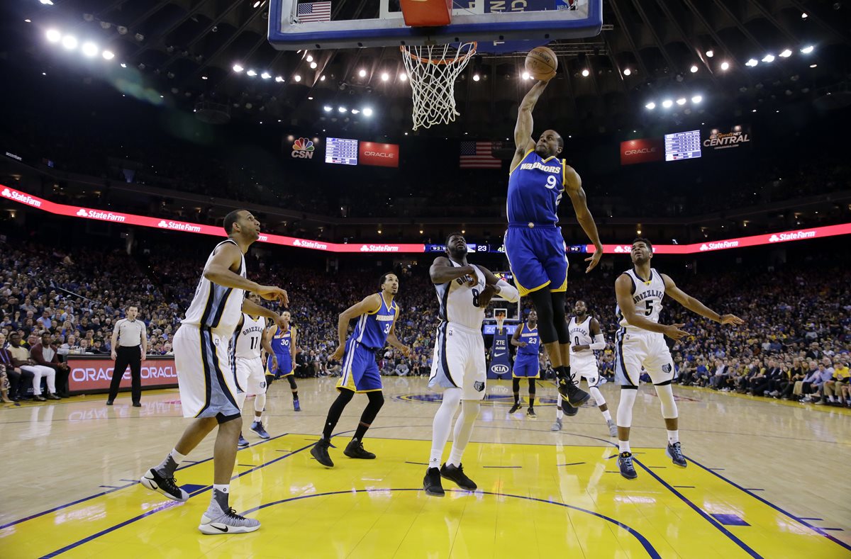 Andre Iguodala salta y encesta para los Warriors frente a los Grizzlies. (Foto Prensa Libre: AP)