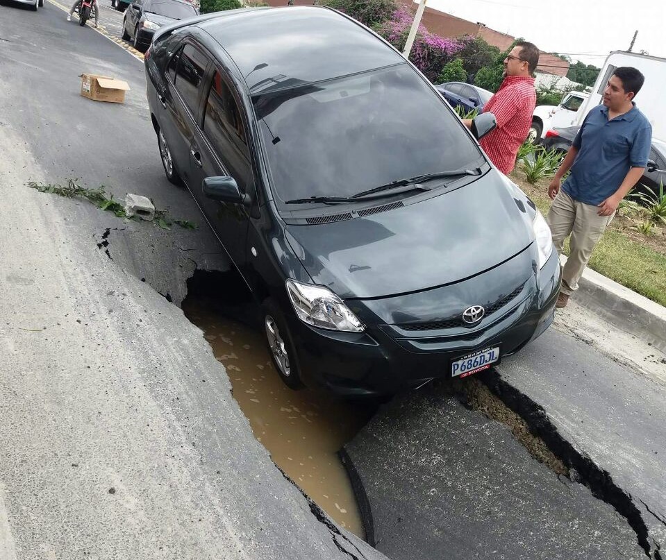 En el bulevar Los Próceres y 20 avenida A, zona 10, se formó un agujero en la vía. El alcalde de la capital, Ricardo Quiñónez, supervisa el área. (Foto Prensa Libre: Esbin García)