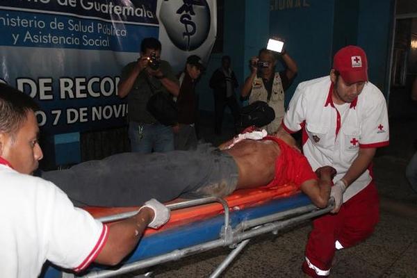 Socorristas atienden a herido (Foto Prensa Libre: Alexander Coyoy).