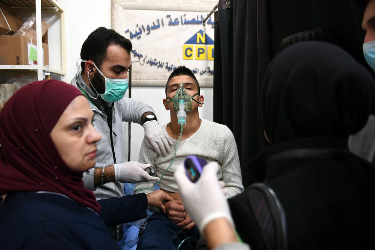 Un joven sirio recibe tratamiento en un hospital del régimen controlado por Alepo. (FOTO PRENSA LIBRE: GEORGE OURFALIAN / AFP)