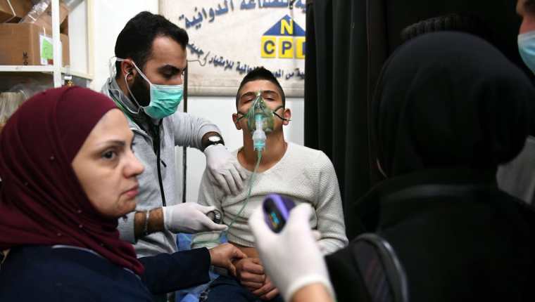 Un joven sirio recibe tratamiento en un hospital del régimen controlado por Alepo. (FOTO PRENSA LIBRE: GEORGE OURFALIAN / AFP)