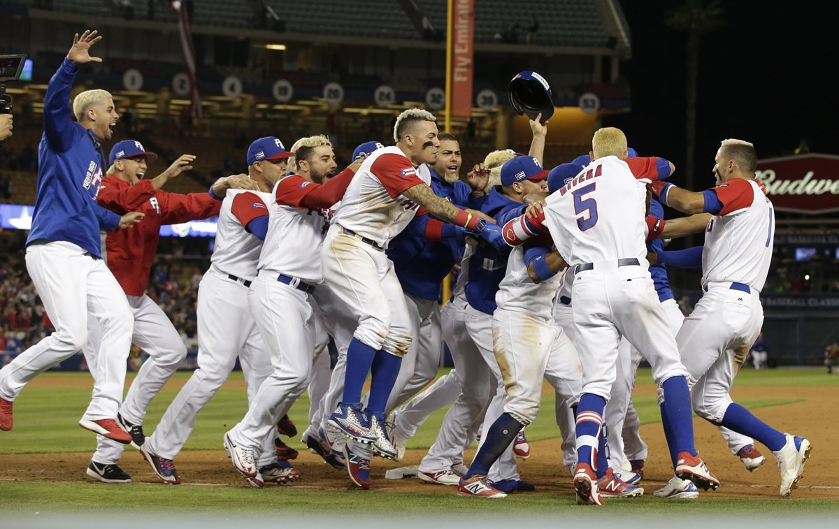 Jugadores de la selección de Puerto Rico festejan luego de conseguir el pase a las semifinales del Clásico Mundial. (Foto Prensa Libre: AFP)