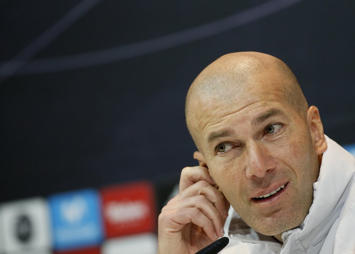El técnico Zinedine Zidane del Real Madrid escucha las preguntas de los periodistas durante la conferencia de prensa de este viernes. (Foto Prensa Libre: EFE)