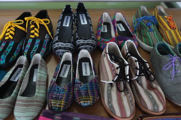 Los zapatos Wanderlust pueden fabricarse en cualquier talla y color, con piel o tejidos. (Foto Prensa Libre: Érick Ávila)<br _mce_bogus="1"/>