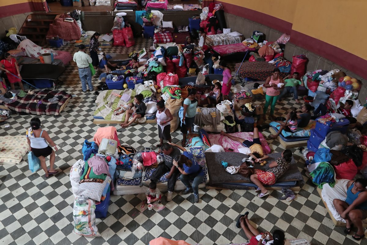 Panorámica del albergue José Martí, en Escuintla, donde los damnificados tratan de continuar con sus vidas. (Foto Prensa Libre: Álvaro Interiano)
