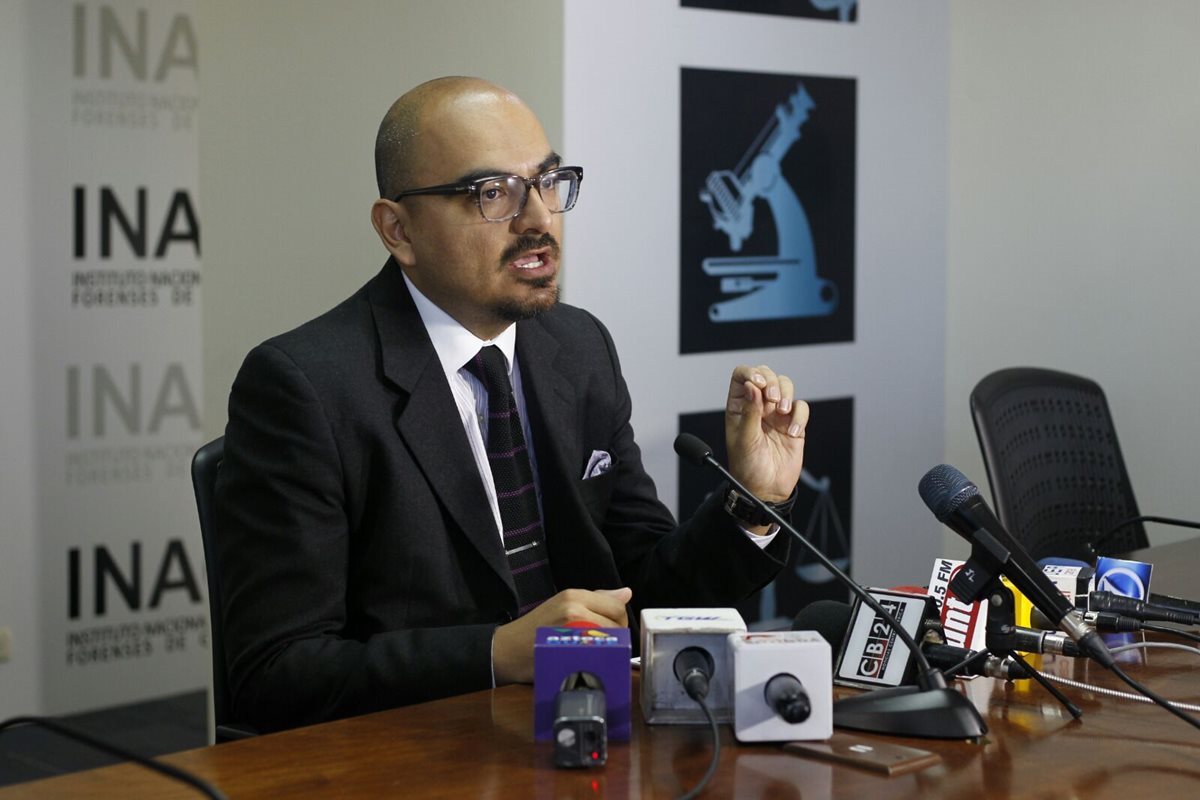 Roberto Garza, vocero del Instituto Nacional de Ciencias Forenses, explica en conferencia que el juez Miguel Ángel Gálvez les ordenó otra evaluación médica a la ex vicepresidenta Roxana Baldetti (Foto Prensa Libre: Paulo Raquec).