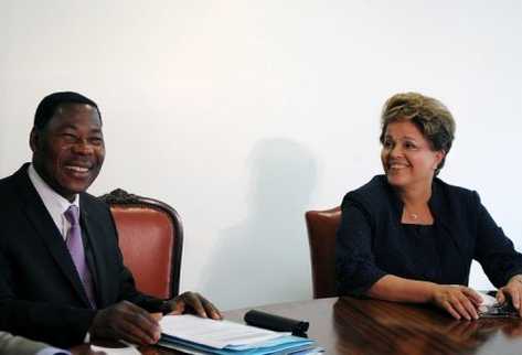 La presidenta brasileña Dilma Rousseff junto  al presidente de Benin, Boni Yayi, en el Palacio de Planalto, en Brasilia. (Foto Prensa Libre: AFP)