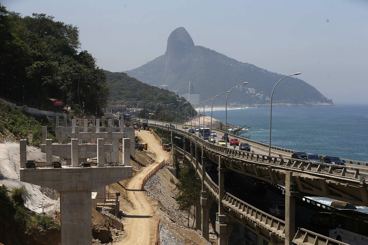 Parte de las obras de ampliación de la vía Elevado do Joá en Río de Janeiro. (Foto Prensa Libre: EFE)