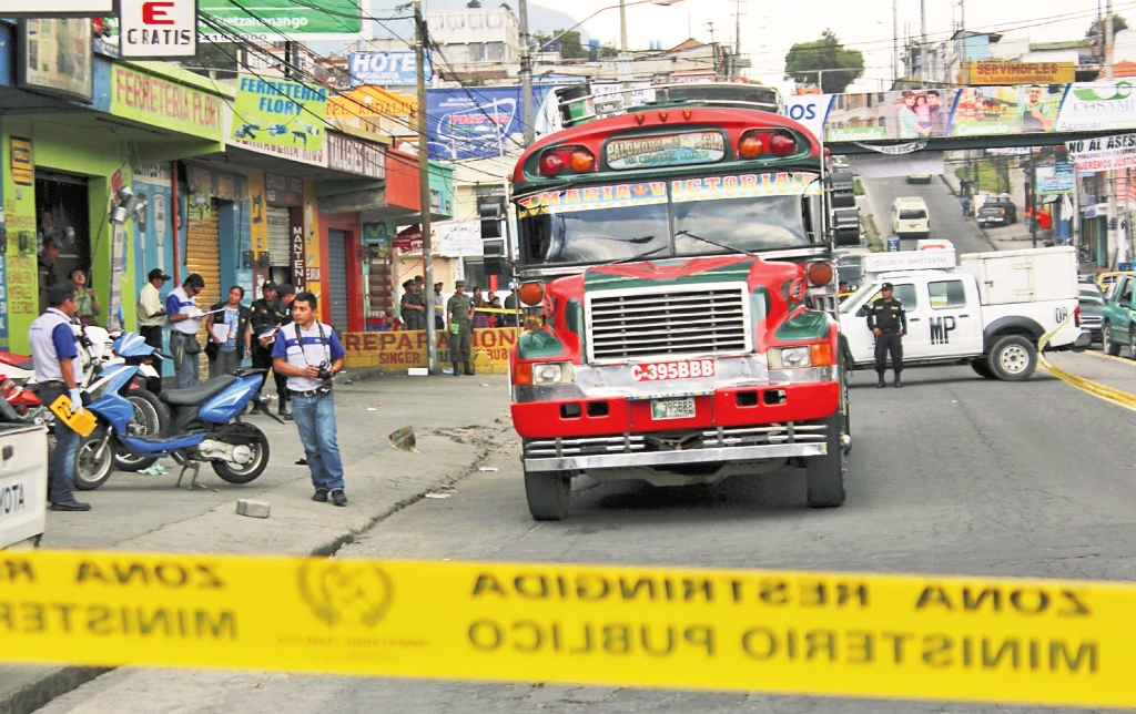 Las pandillas en el área metropolitana extorsionan a pilotos del transporte público, tiendas de barrio y comercios. (Foto Prensa Libre: Hemeroteca PL)