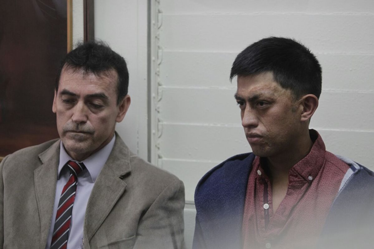 Luis Ángel Sánchez Pérez -derecha-, durante la audiencia en el Juzgado Sexto. (Foto Prensa Libre: Edwin Bercián)