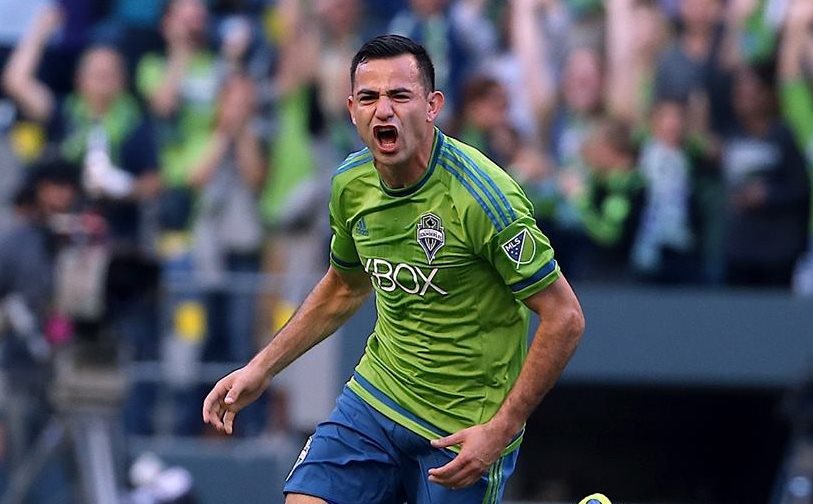 El volante que cumplió ayer 28 años, se encuentra nuevamente nominado como uno de los mejores jugadores latinos de la MLS. (Foto Prensa Libre: EFE)