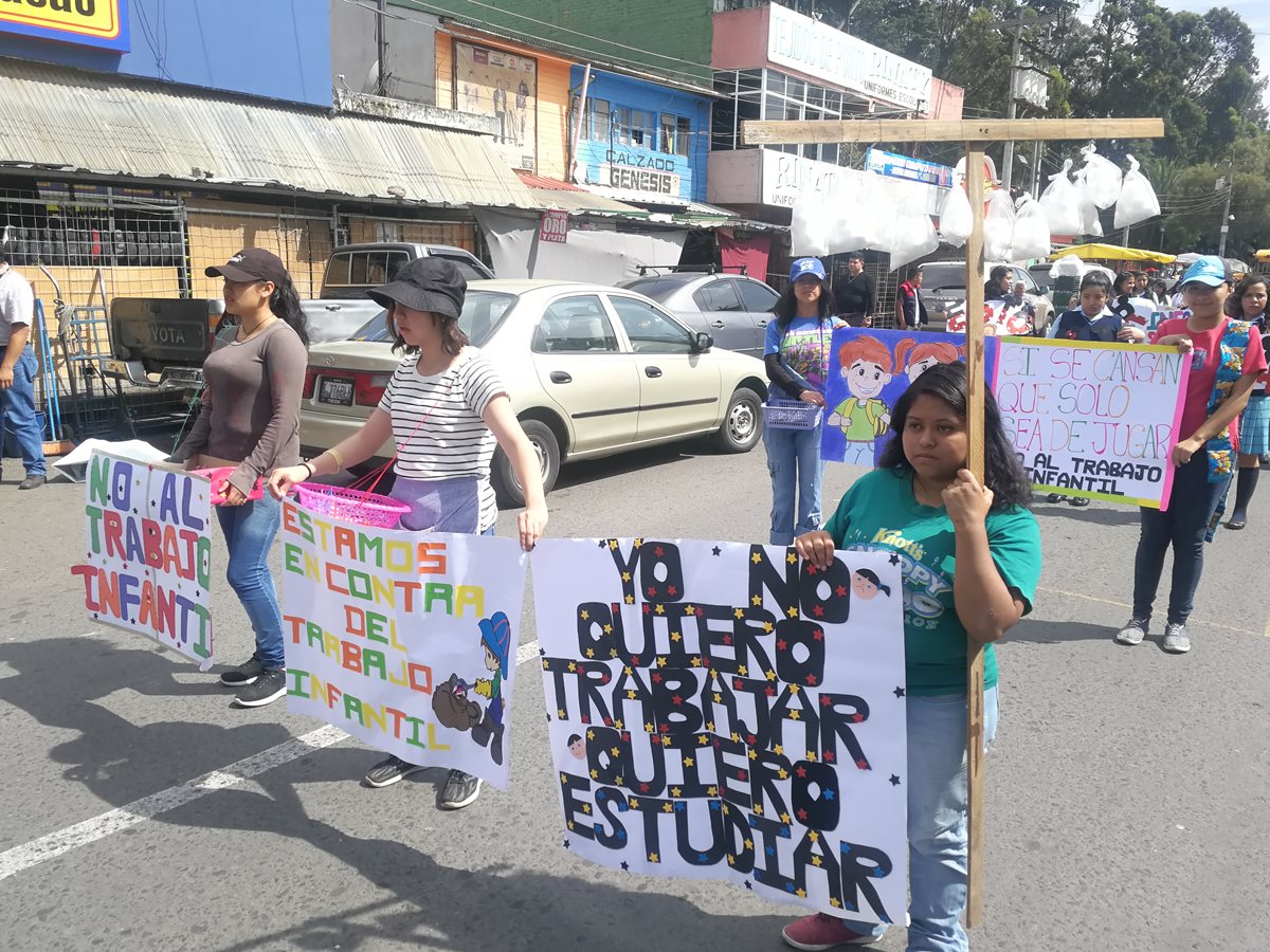 Menores participan en marcha contra el trabajo infantil, en Xela. (Foto Prensa Libre: Fred Rivera)