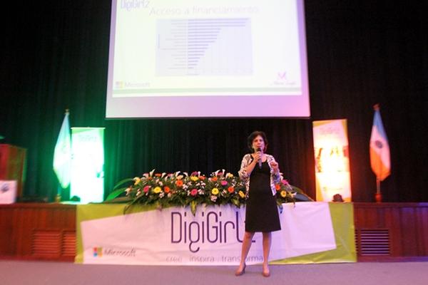 María Zaghi, de Campus TEC, habla sobre las potencialidades de la tecnología en el país. (Foto Prensa Libre: Brenda Martínez)