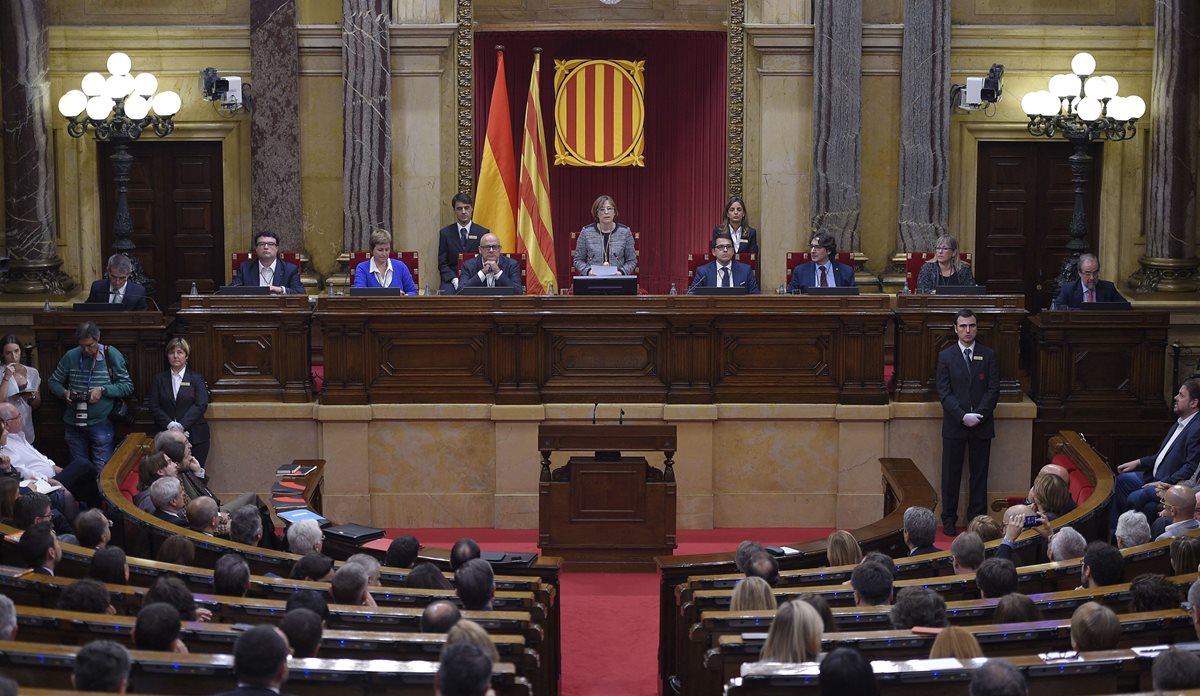 Carme Forcadell (centro), durante su primer discurso como presidenta del Parlamento catalán. Forcadell terminó su discurso con un "viva la república catalana". (Foto Prensa Libre: AFP).