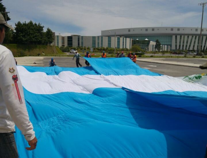 Está es la bandera donada por la exvicepresidenta Roxana Baldetti (Foto Prensa Libre: MP)
