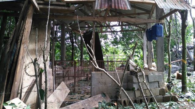 Varias casas resultaron dañadas por la explosión que se registró en una residencia de Coatepeque. (Foto Prensa Libre: Alexander Coyoy)