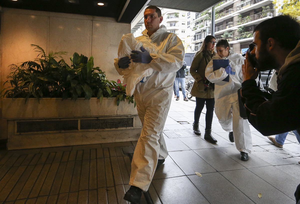 Forenses llegan al edificio de apartamentos donde fue hallado el cadáver del ejecutivo Horacio Quiroga. (Foto Prensa Libre: EFE).