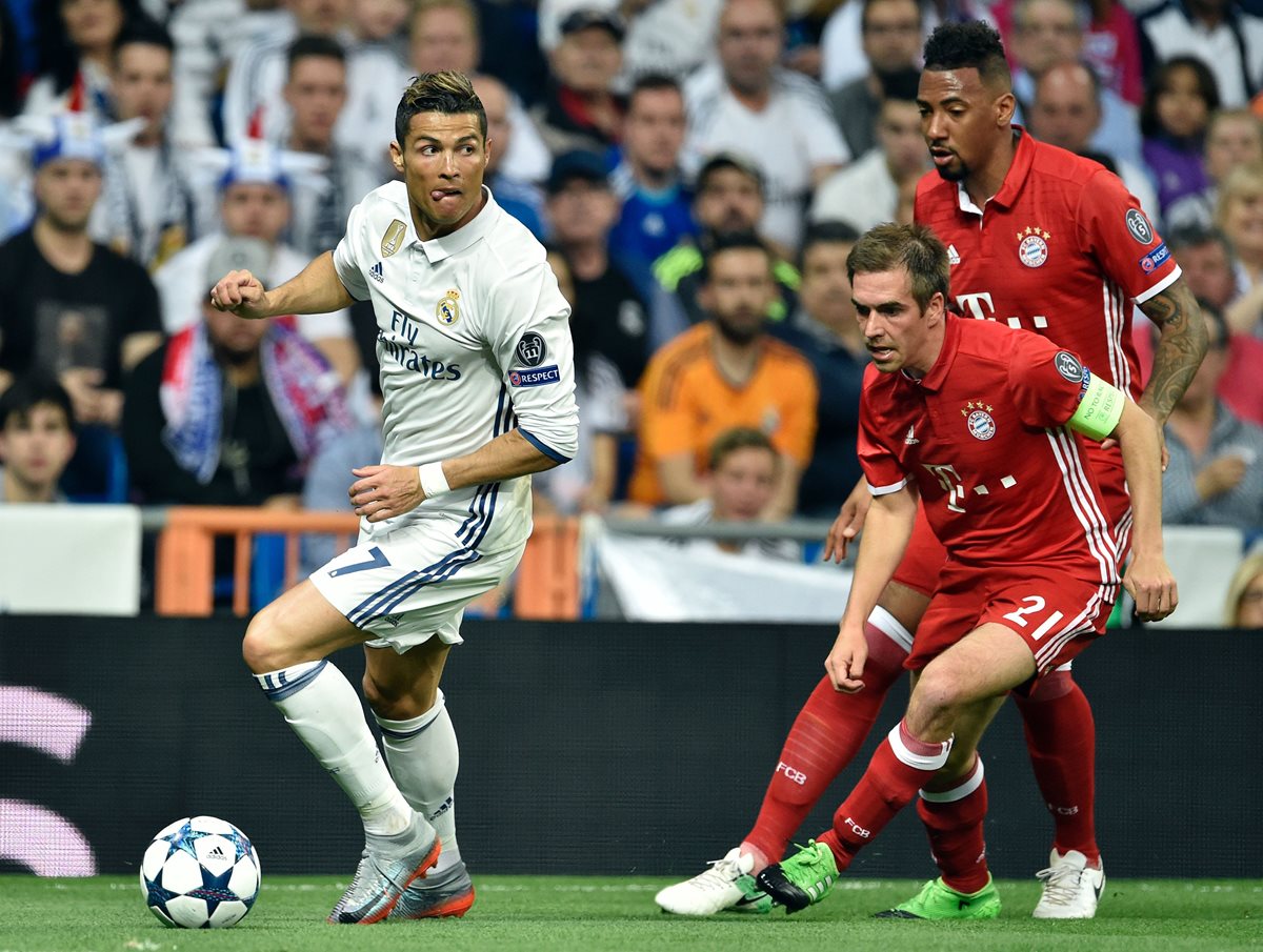 Ronaldo se frena ante la marca de Lahm t Boateng.