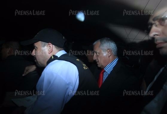 Otto Fernando Pérez Molina sale custodiado por agentes de la Deic hacia la cárcel militar Matamoros. (Foto Prensa Libre: Edwin Bercián)