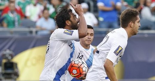 Carlos Ruiz festejó con su peculiar estilo el gol conseguido contra Trinidad y Tobago, el 9 de julio del año pasado (Foto Prensa Libre: Hemeroteca PL)